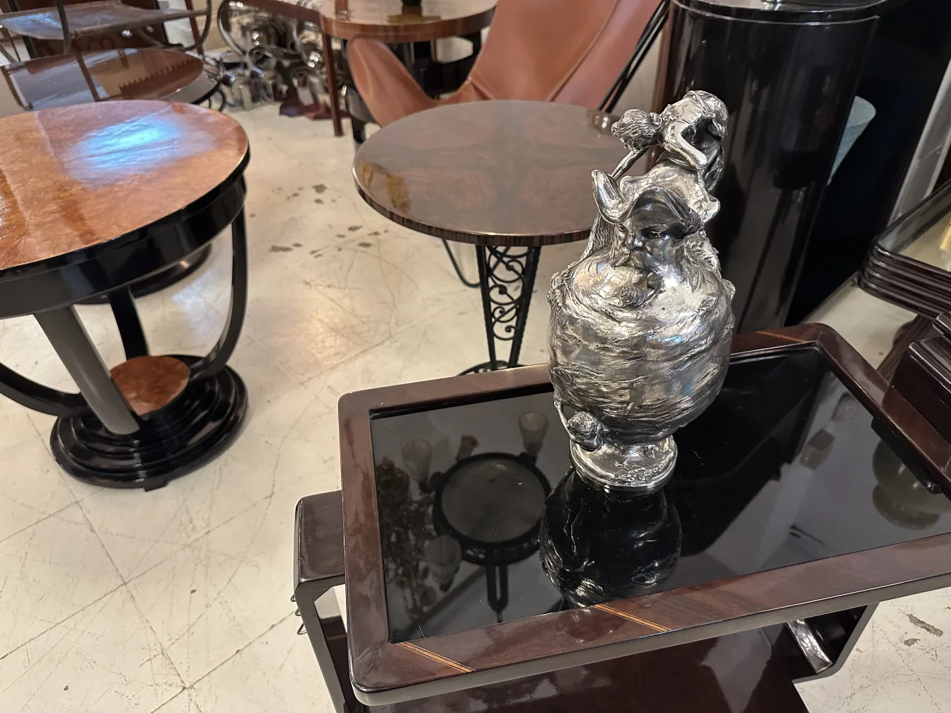 2 antike Krüge mit elegantem Design in einer gemütlichen Umgebung