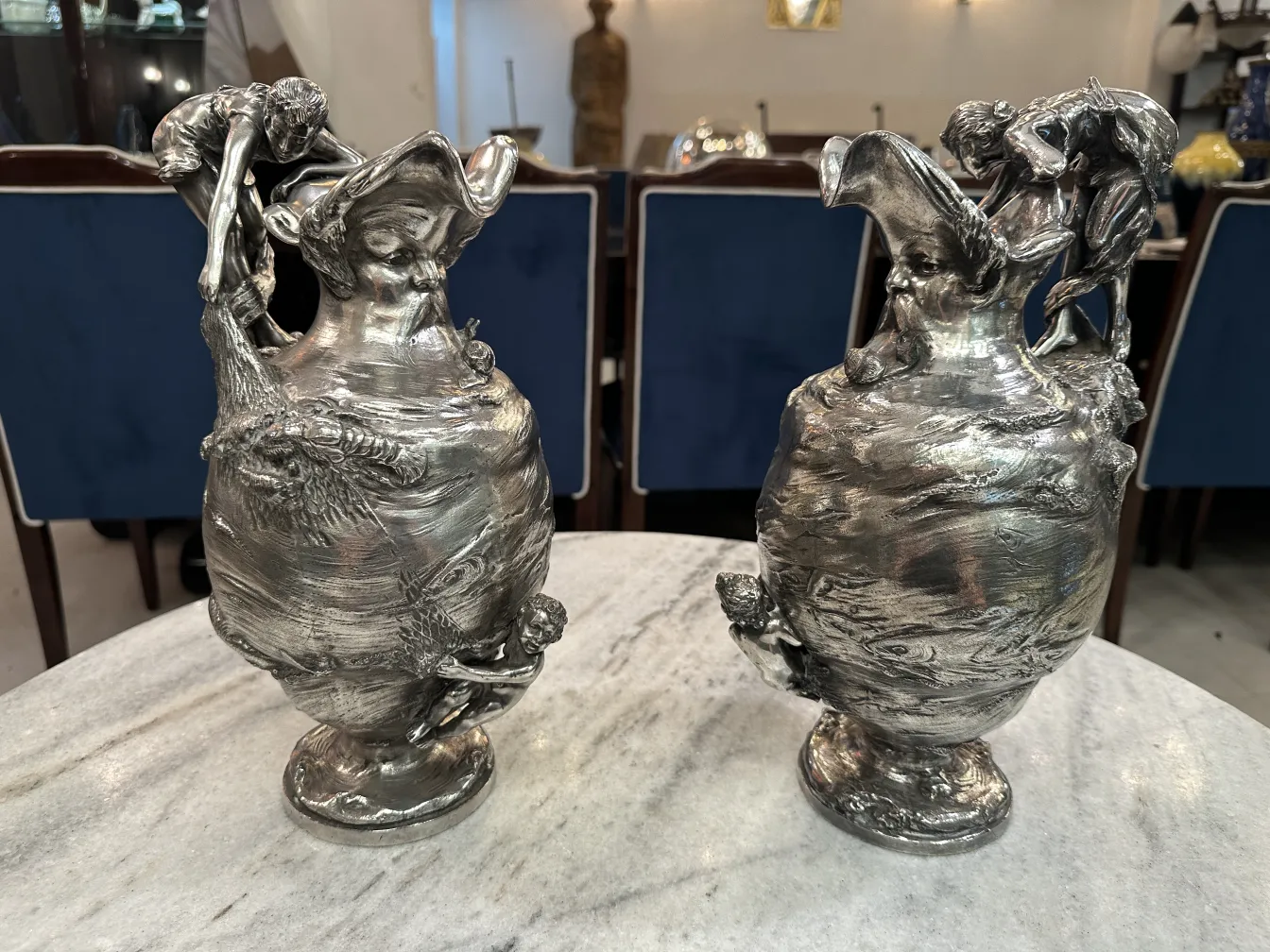 2 jarras antiguas Kayser con detalles únicos y figuras