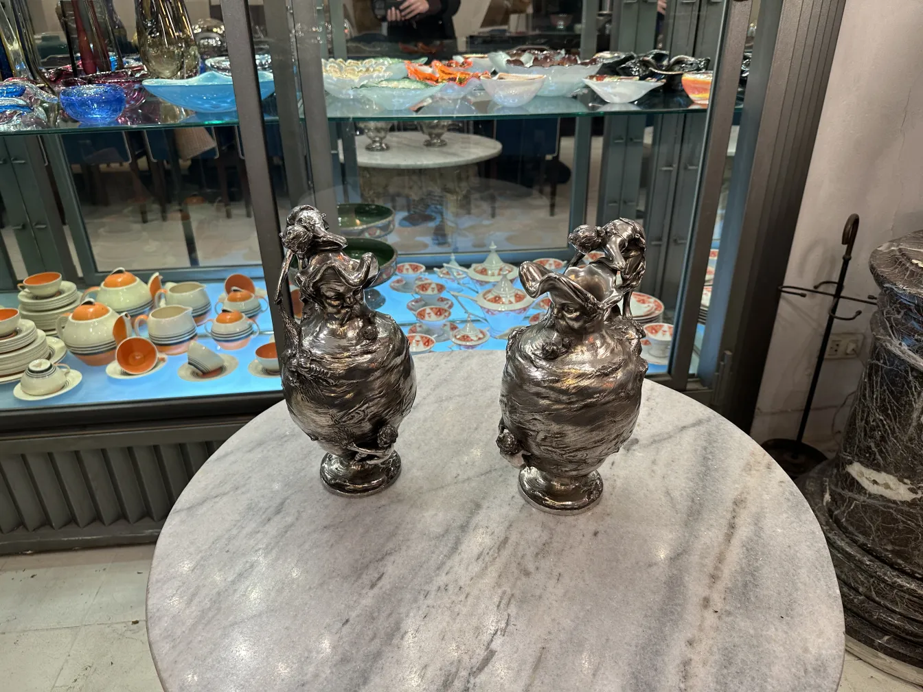 dos jarras antiguas decoradas con detalles llamativos.
