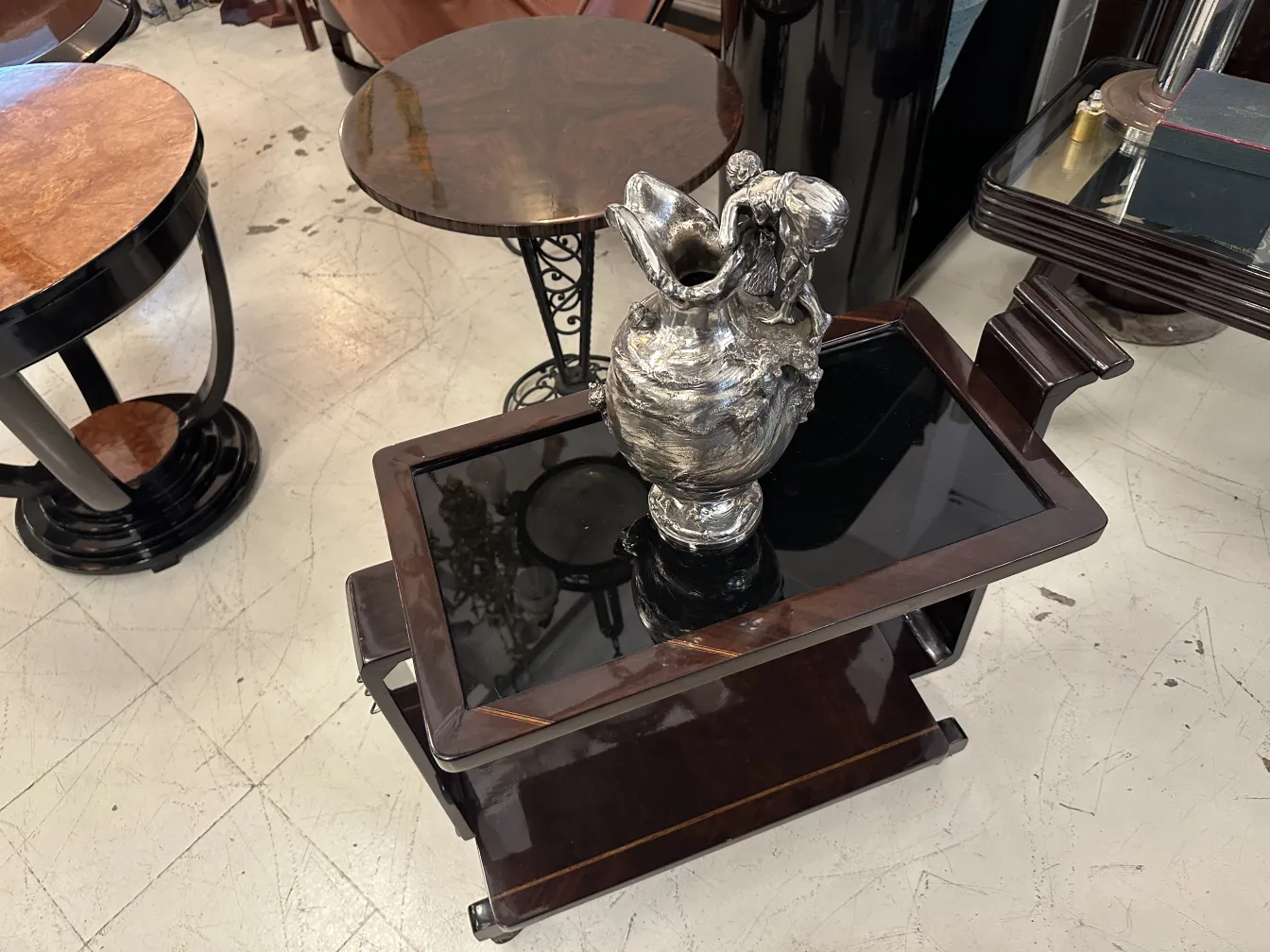 Deux pichets anciens avec un design unique, kayser.
