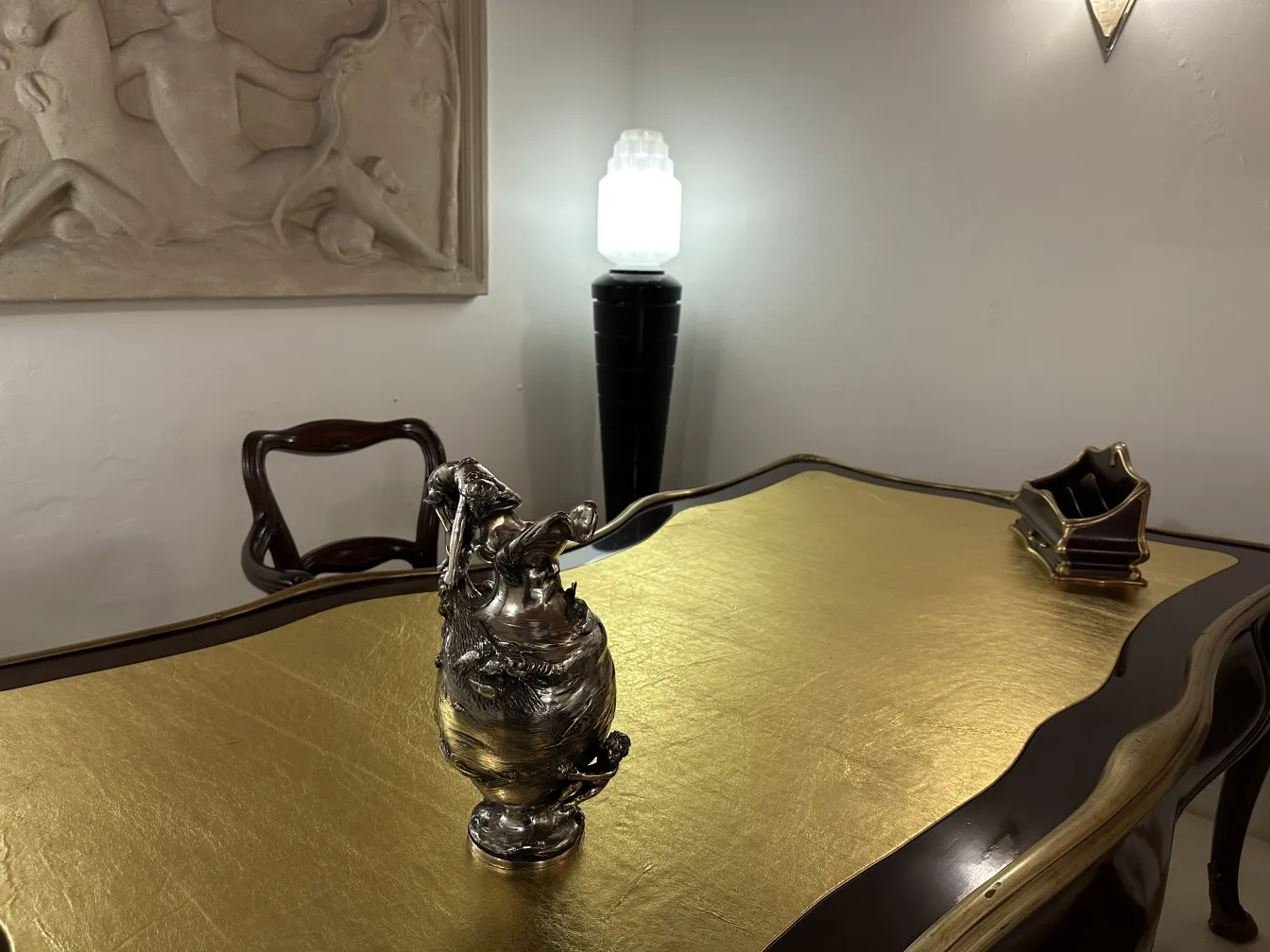 2 antike Kayser Krüge auf einem goldenen Tisch