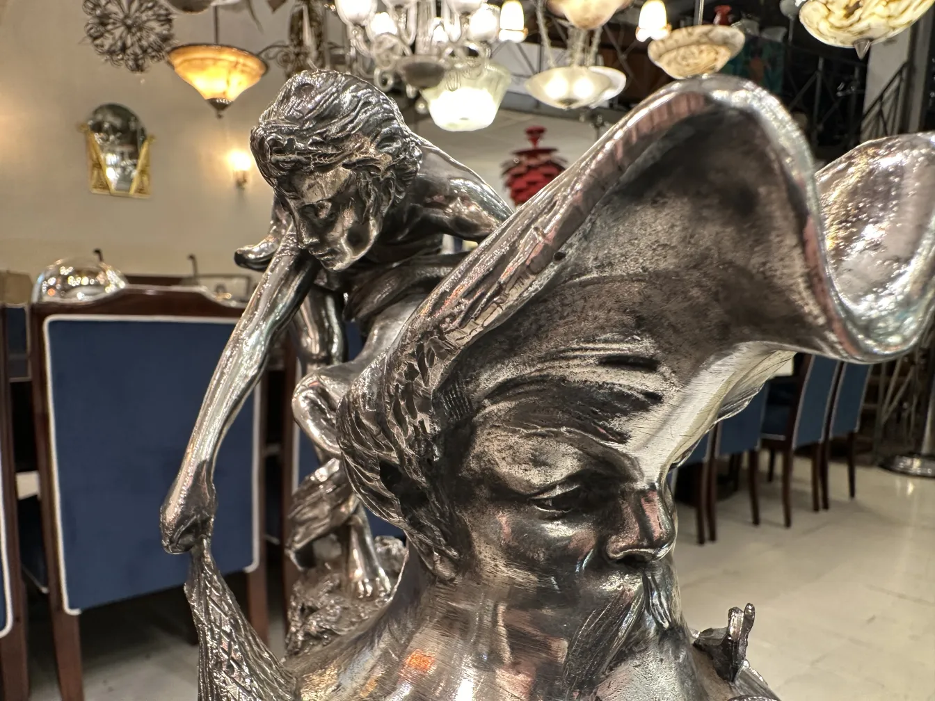 2 jarras antigas de Kayser com decorações elegantes em um ambiente clássico