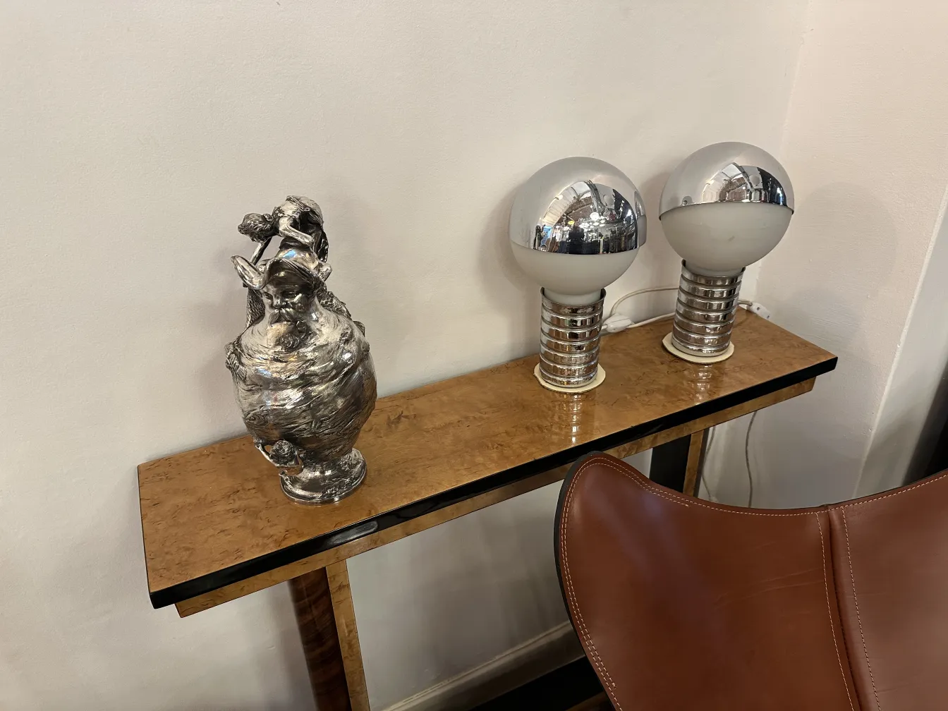 两个古董水瓶，设计独特而优雅，旁边是现代风格的灯具