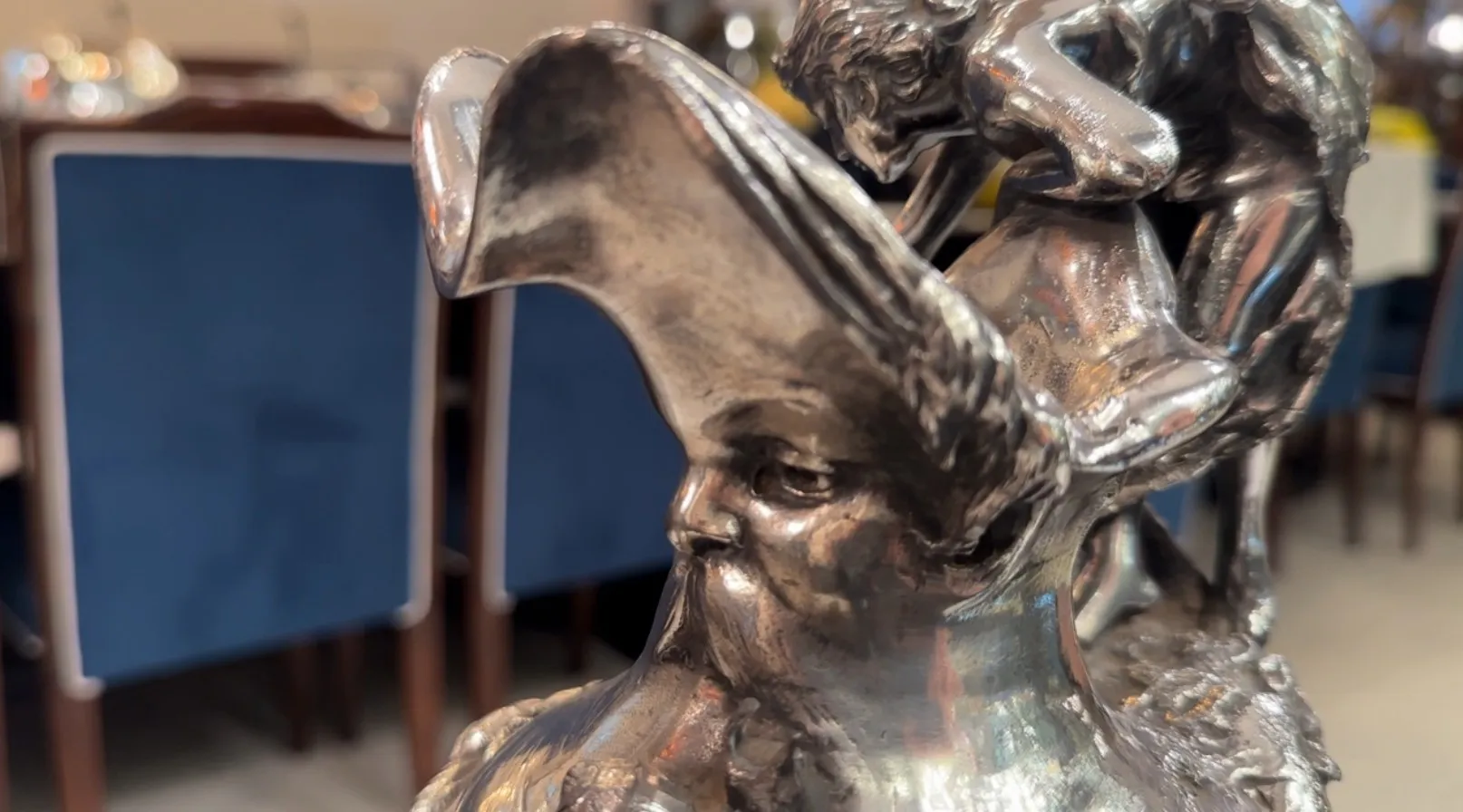 Detail von 2 antiken Krügen mit dekorativen Figuren