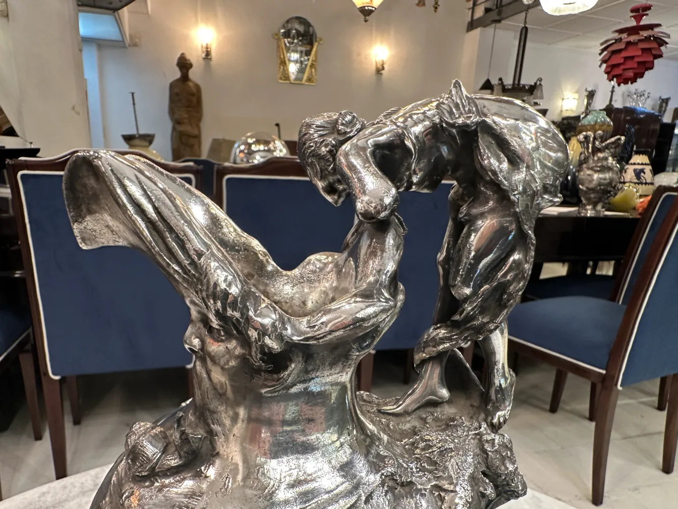 deux pichets anciens avec designs décoratifs et cadre élégant
