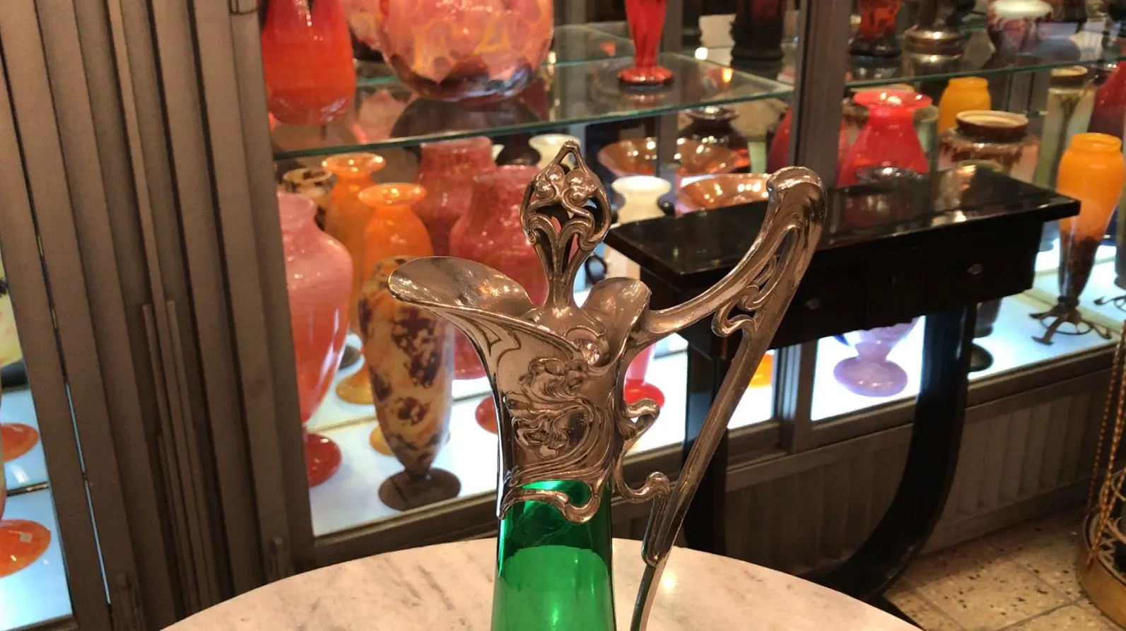 2 jarras wmf antiguas con detalle ornamental y cristal verde