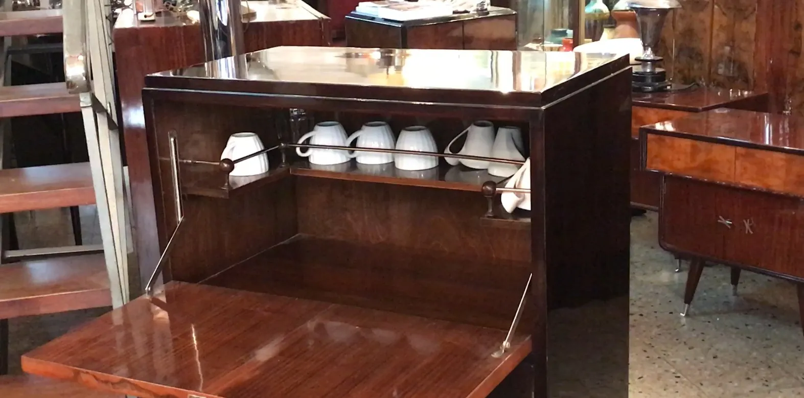 Mobile bar antico con tazze e un ambiente elegante