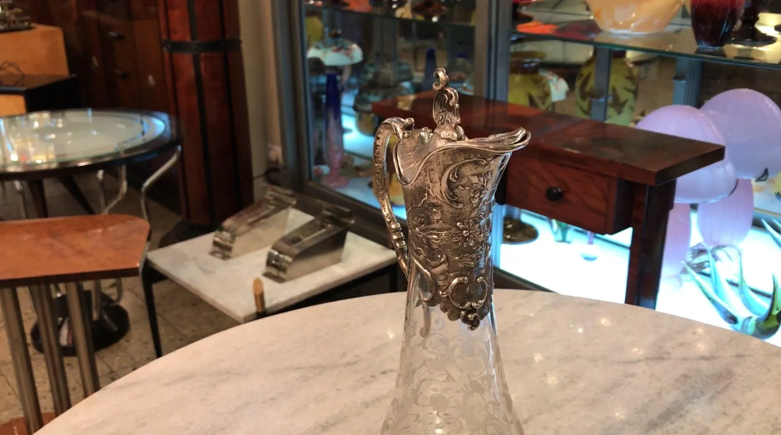 deux pichets antiques WMF avec un design complexe et des poignées décoratives, dans un cadre élégant