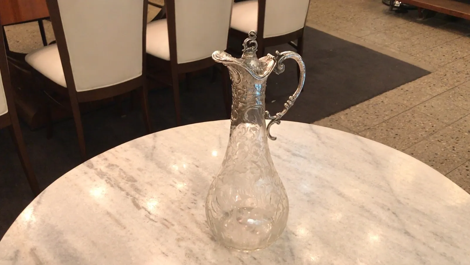 deux pichets antiques WMF avec un design complexe et des poignées décoratives, dans un cadre élégant