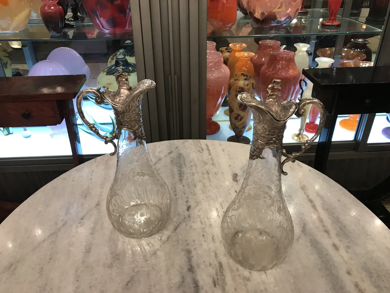 deux pichets antiques WMF avec un design complexe et des poignées décoratives, dans un cadre élégant