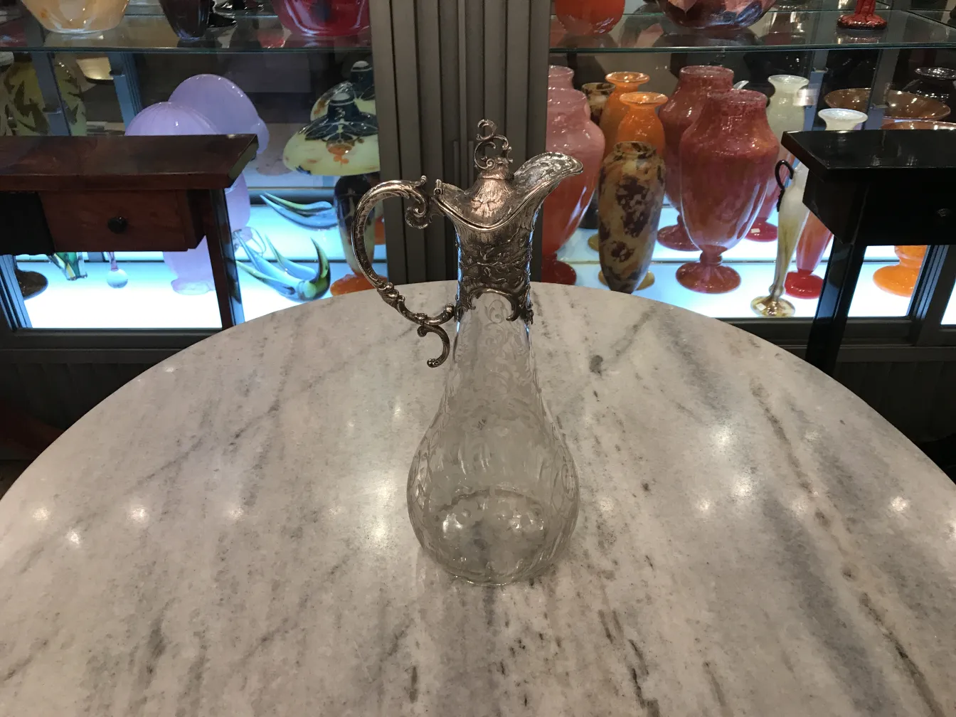 deux pichets antiques WMF avec un design complexe et des poignées décoratives, dans un cadre élégant