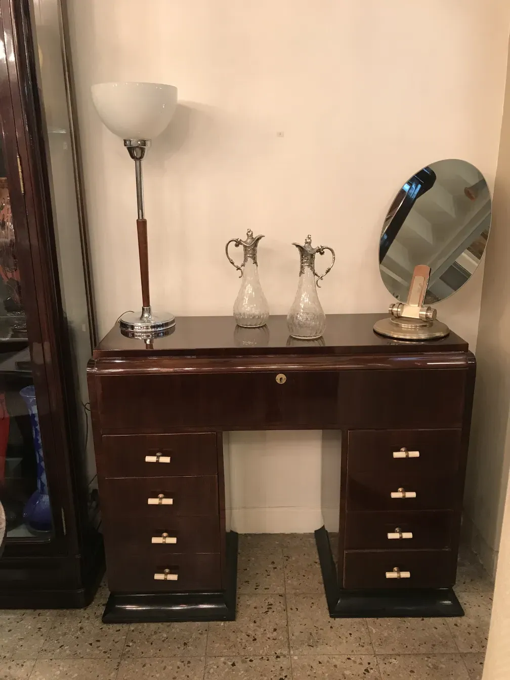 deux pichets antiques WMF avec un design complexe et des poignées décoratives, dans un cadre élégant