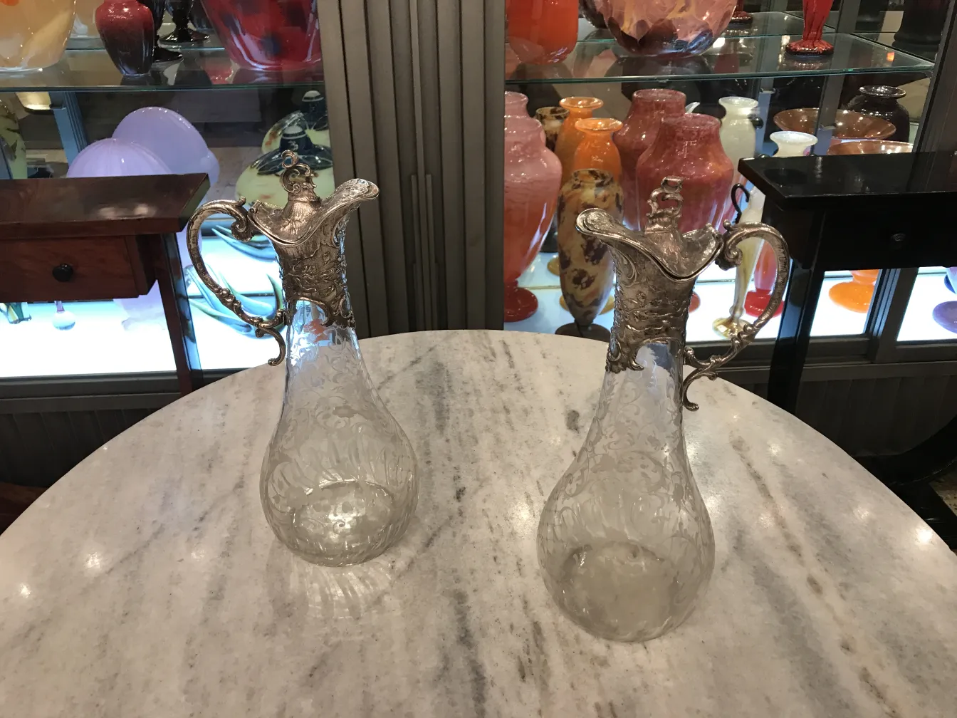 deux pichets antiques WMF avec un design complexe et des poignées décoratives, dans un cadre élégant
