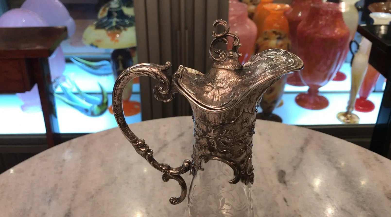 deux pichets antiques WMF avec un design complexe et des poignées décoratives, dans un cadre élégant