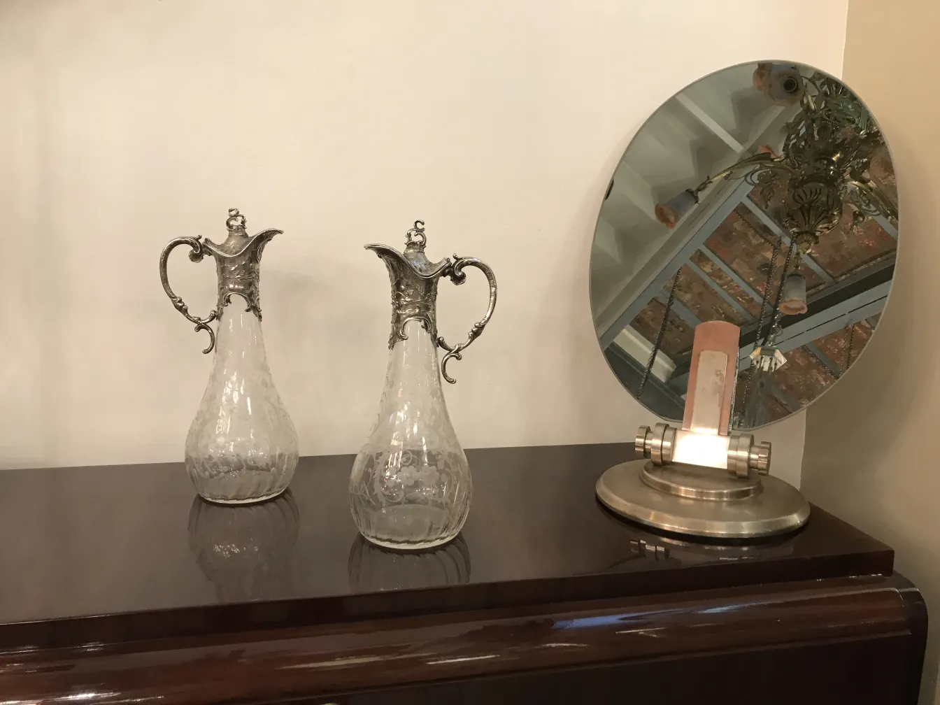 deux pichets antiques WMF avec un design complexe et des poignées décoratives, dans un cadre élégant