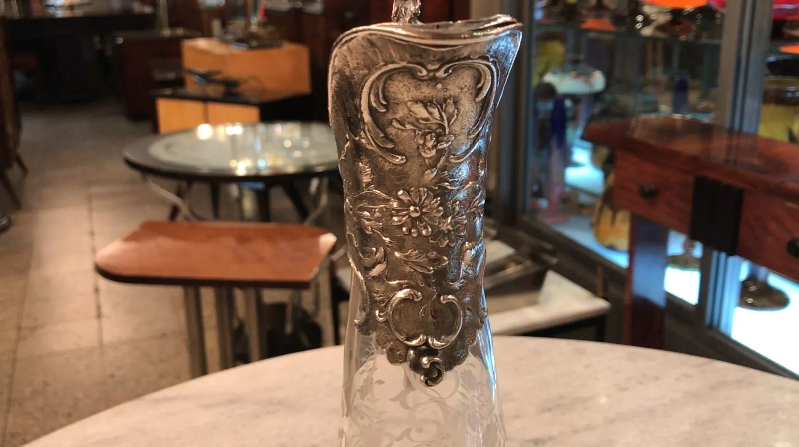 deux pichets antiques WMF avec un design complexe et des poignées décoratives, dans un cadre élégant