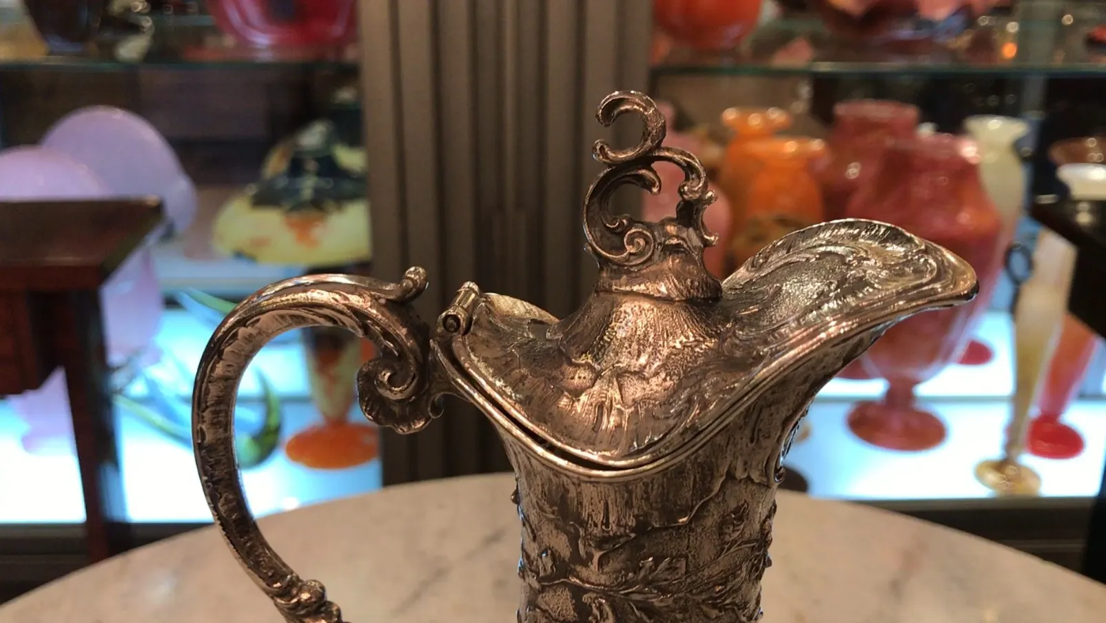 duas jarras antigas WMF com design intricado e alças decorativas, em um ambiente elegante