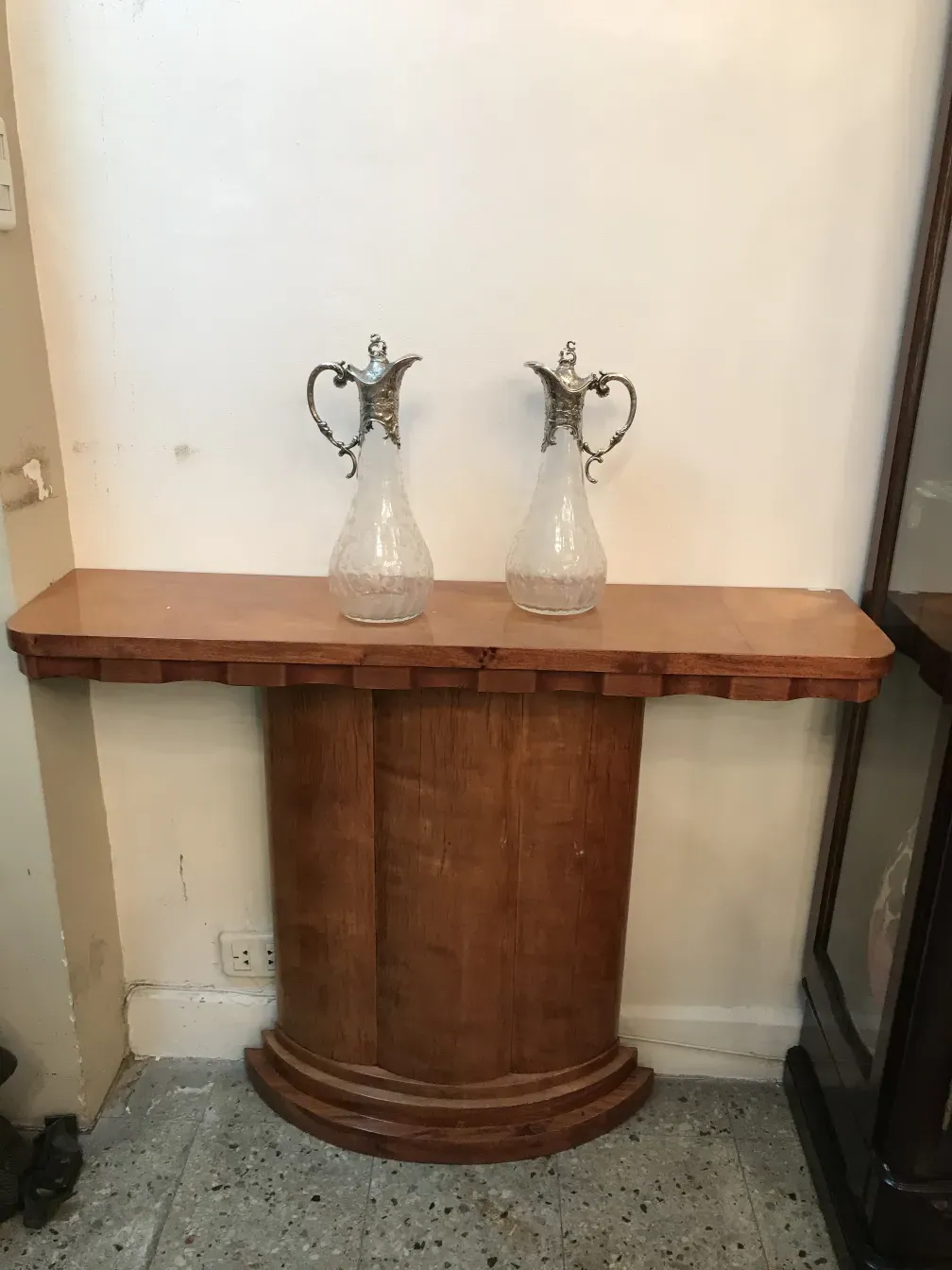 deux pichets antiques WMF avec un design complexe et des poignées décoratives, dans un cadre élégant