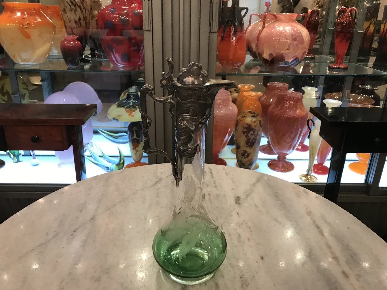 两个优雅的WMF水瓶，细节复杂，背景中性