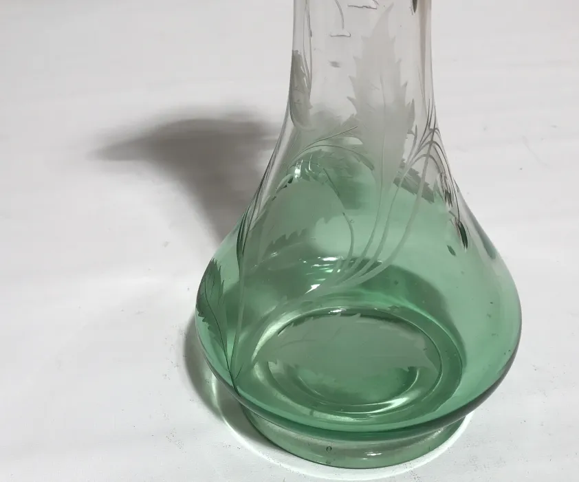 deux pichets WMF élégants avec des détails complexes sur fond neutre