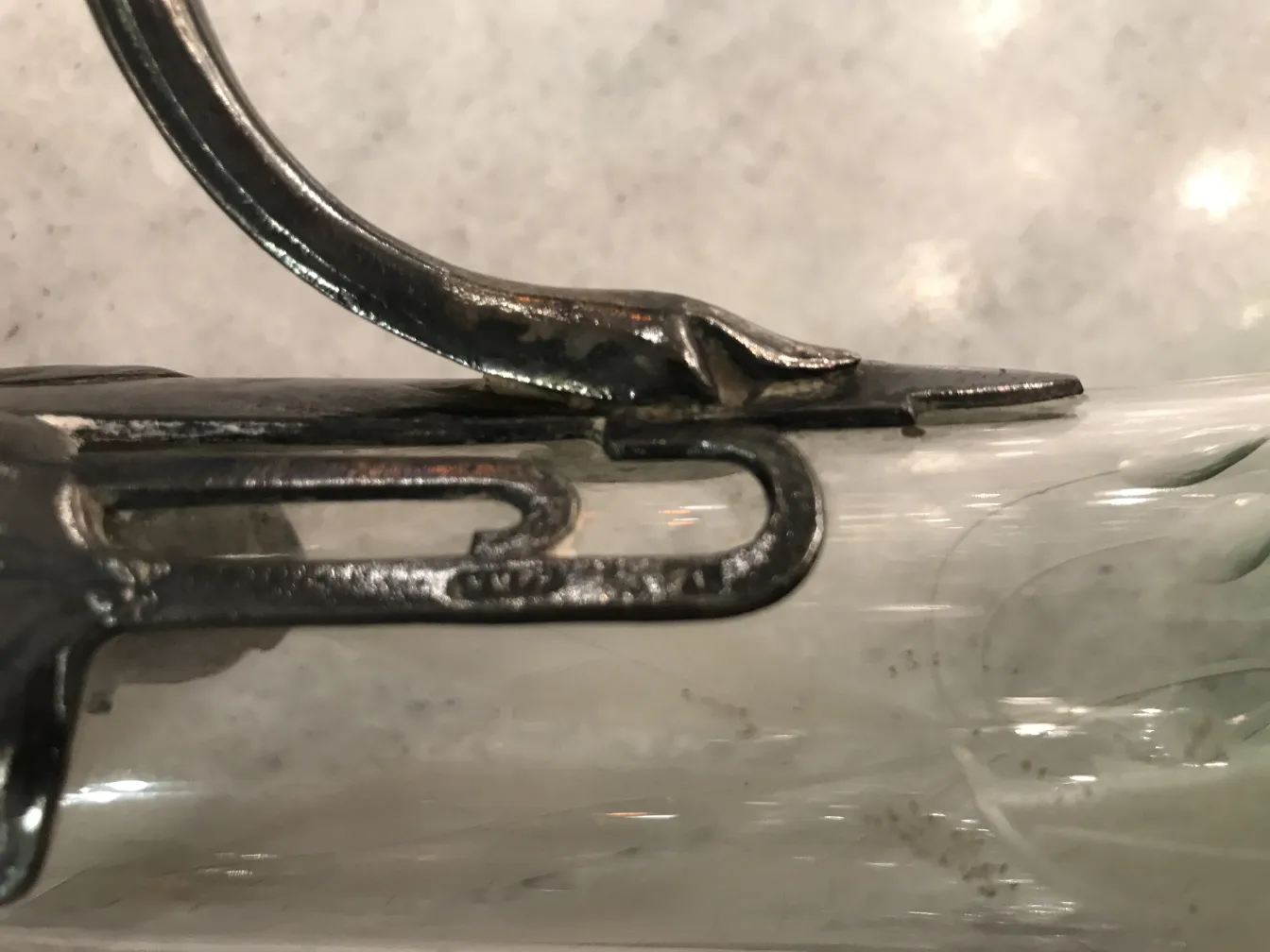 deux pichets WMF élégants avec des détails complexes sur fond neutre