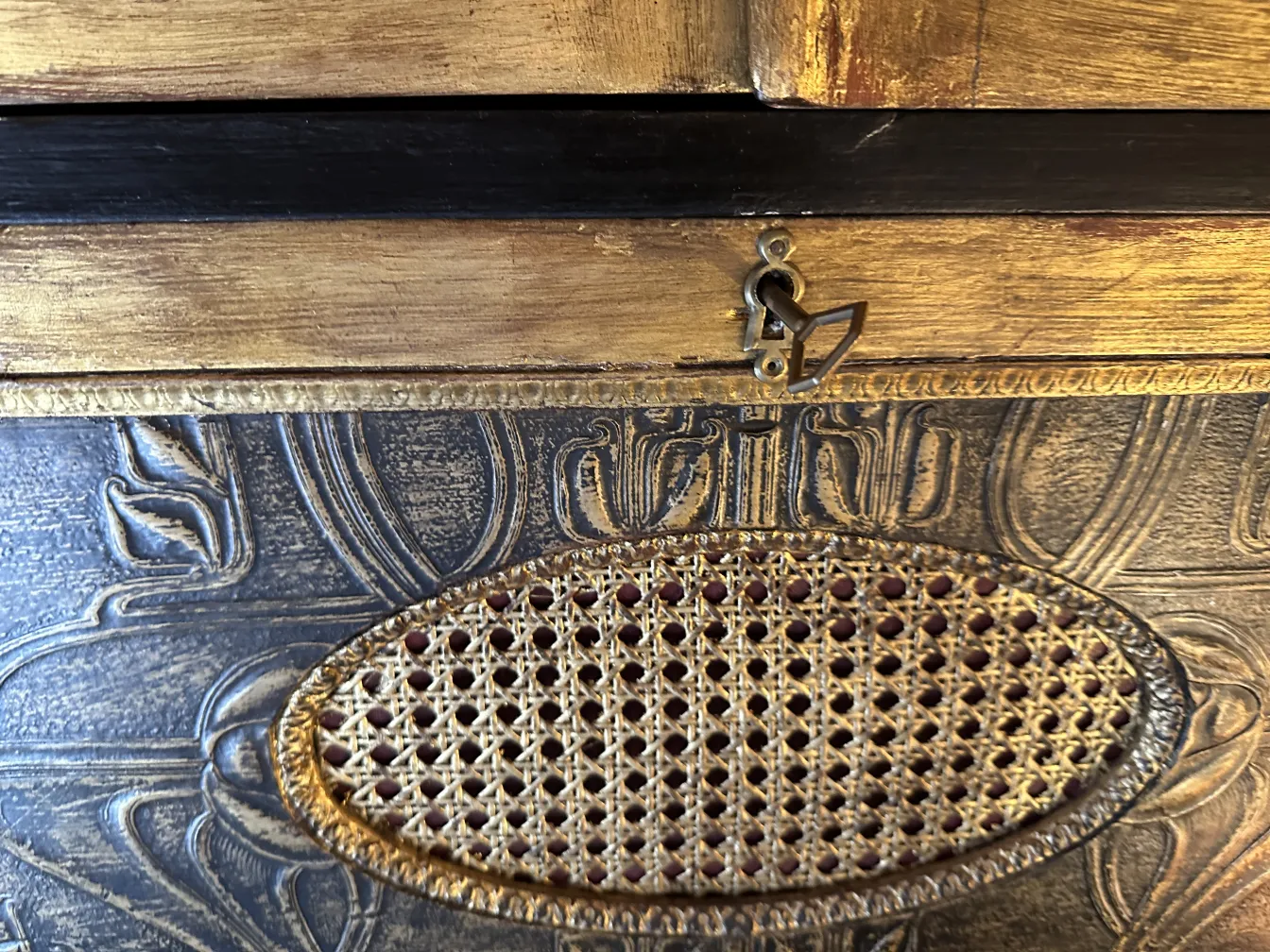 Antik-Cocktailschrank mit aufwendigen Details und einem charakteristischen Schloss.