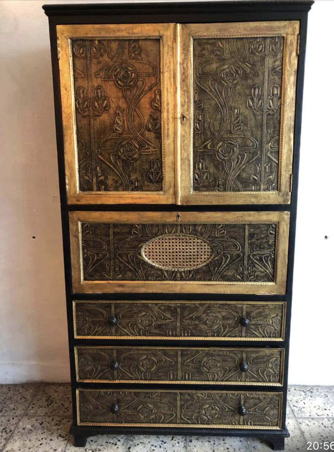 Mueble bar antiguo con detalles en dorado y negro, estilo atractivo.