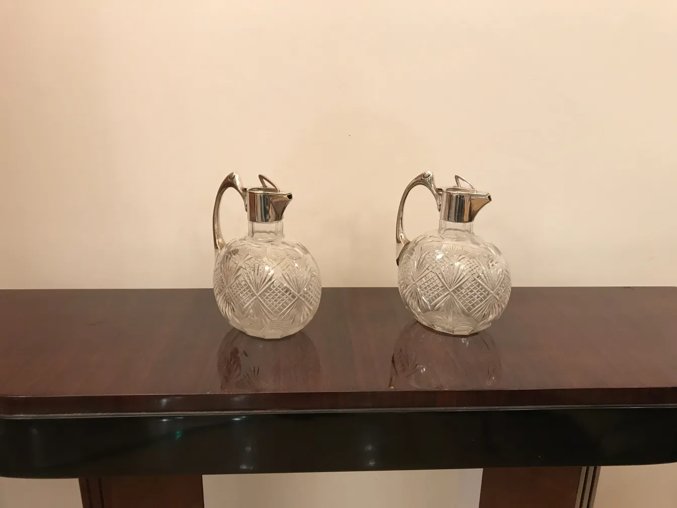 deux pichets WMF anciens élégants dans un cadre classique