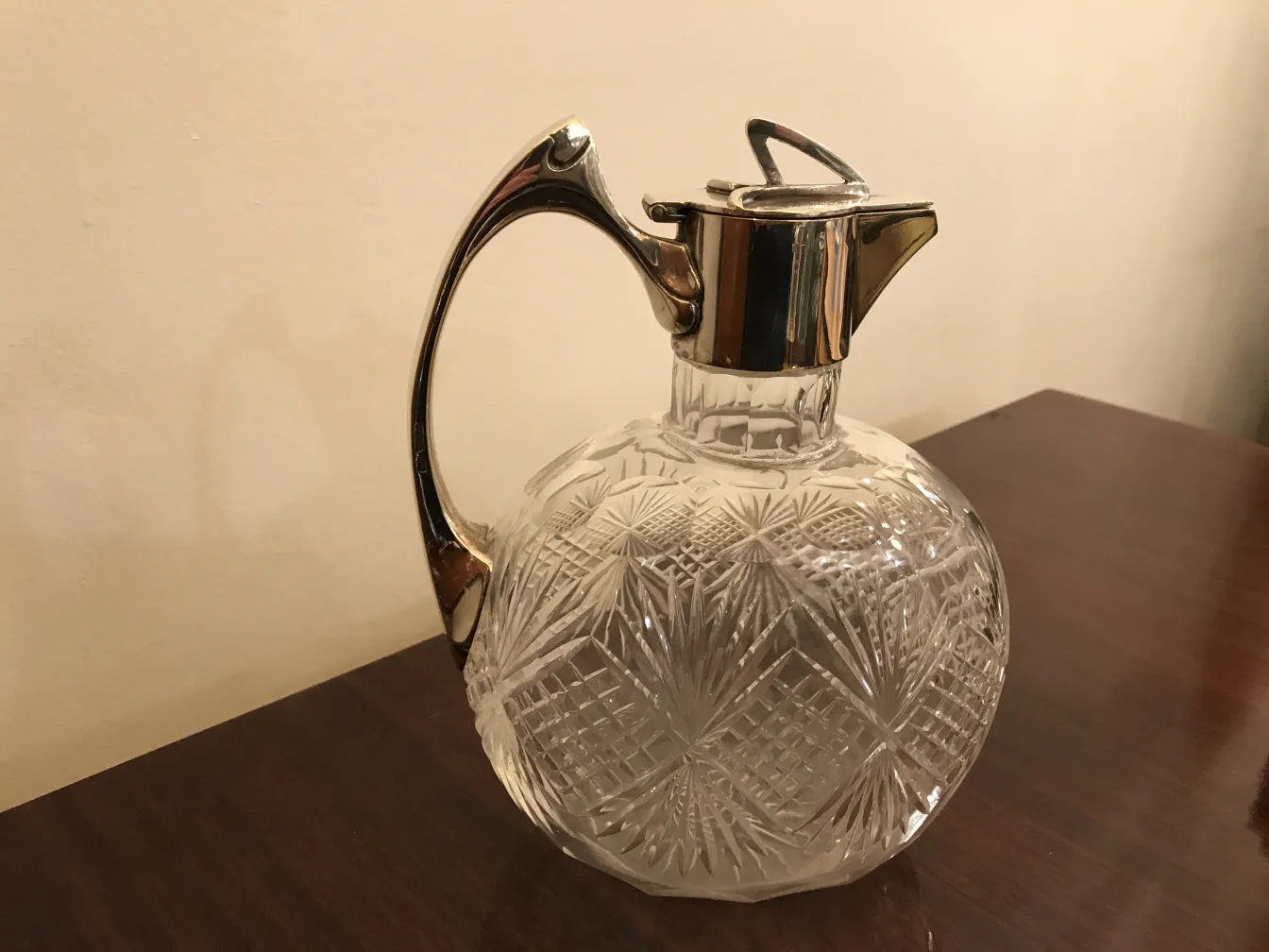 dos elegantes jarras WMF antiguas en un entorno clásico