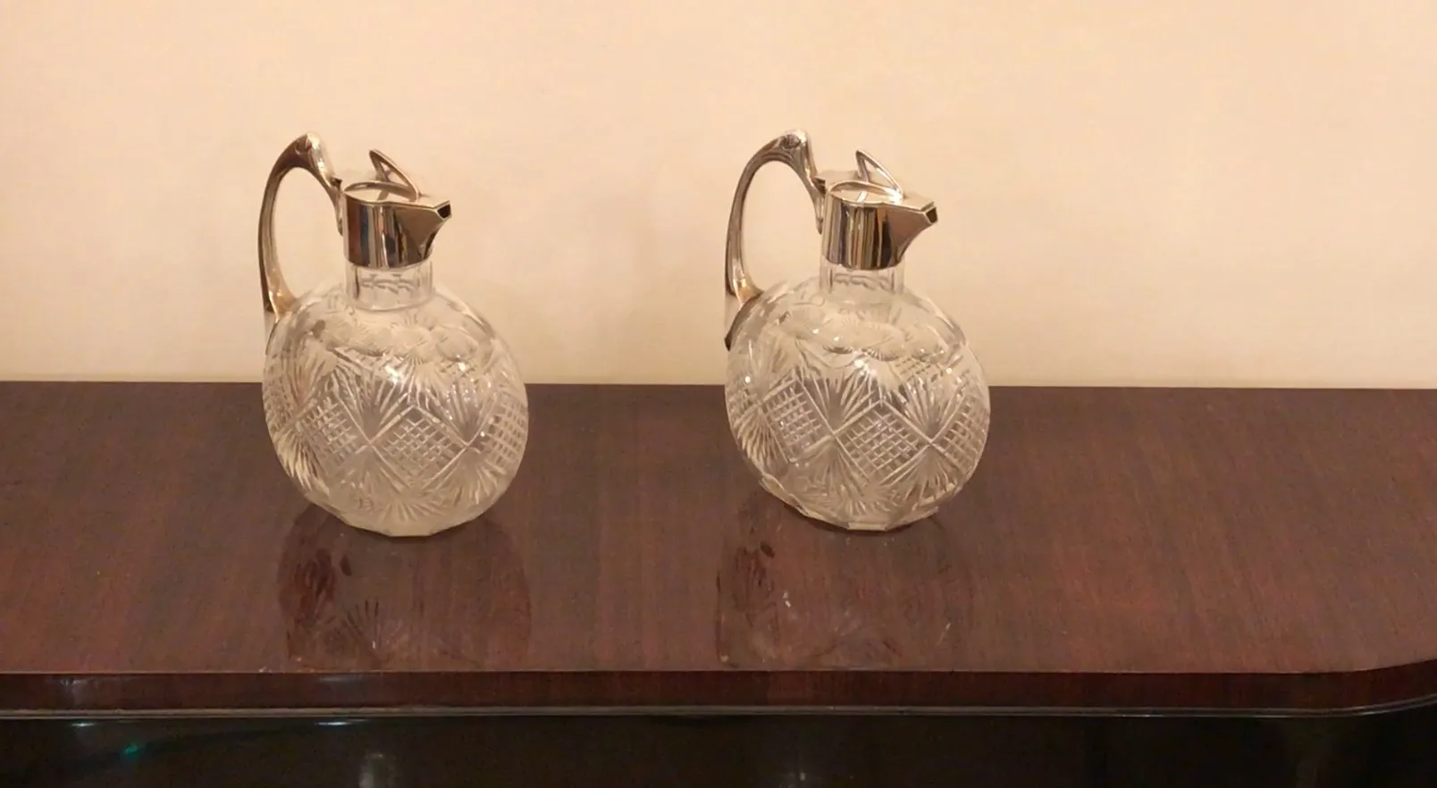 deux pichets WMF anciens élégants dans un cadre classique