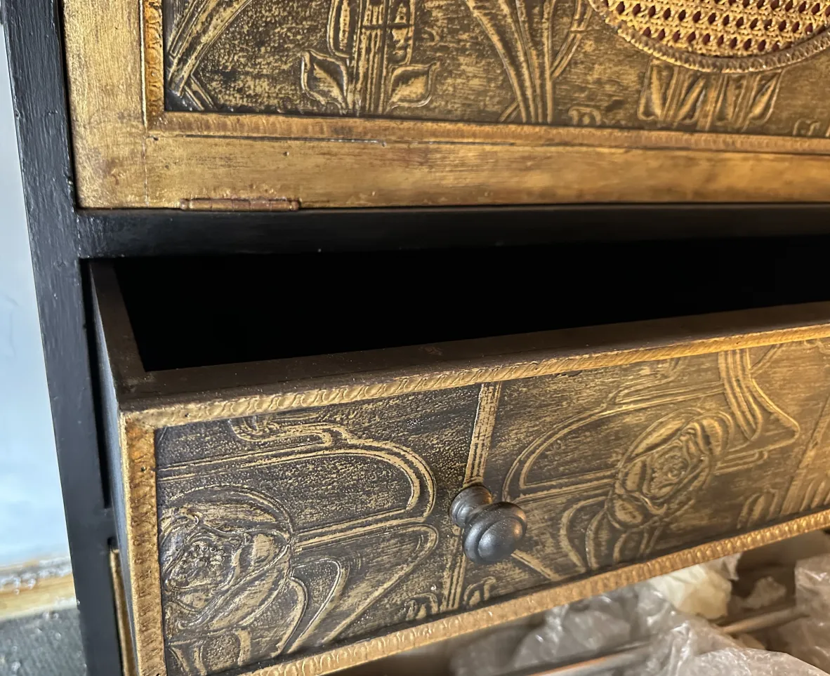 Antiker Cocktailschrank mit goldenen Details in einem eleganten Ambiente.