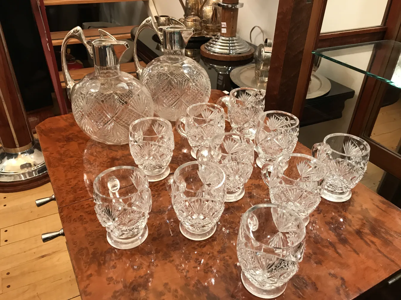 قديمتان أنيقتان من أباريق WMF في إطار كلاسيكي