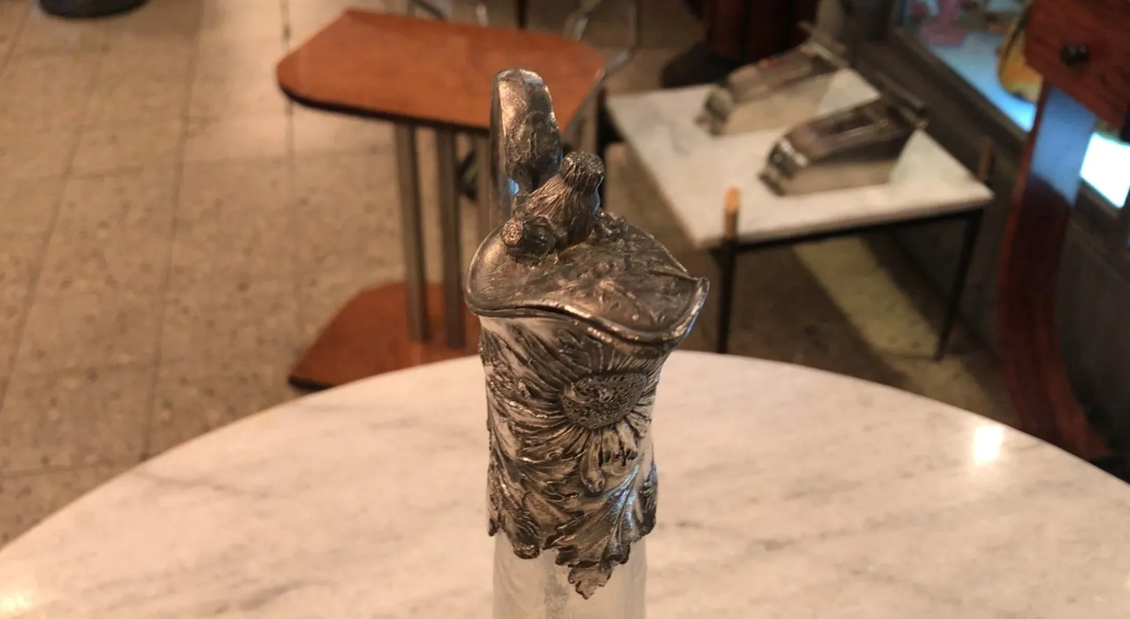花が飾られたエレガントな古い水差し WMF
