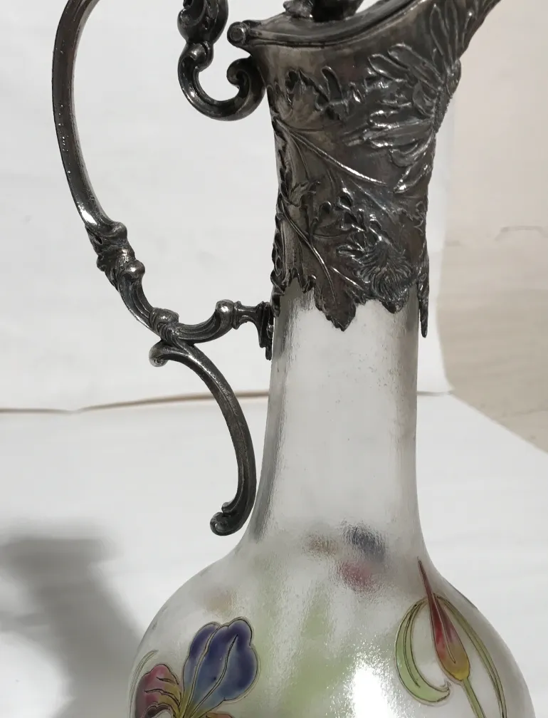 Elegante antike WMF Krüge mit Blumen dekoriert