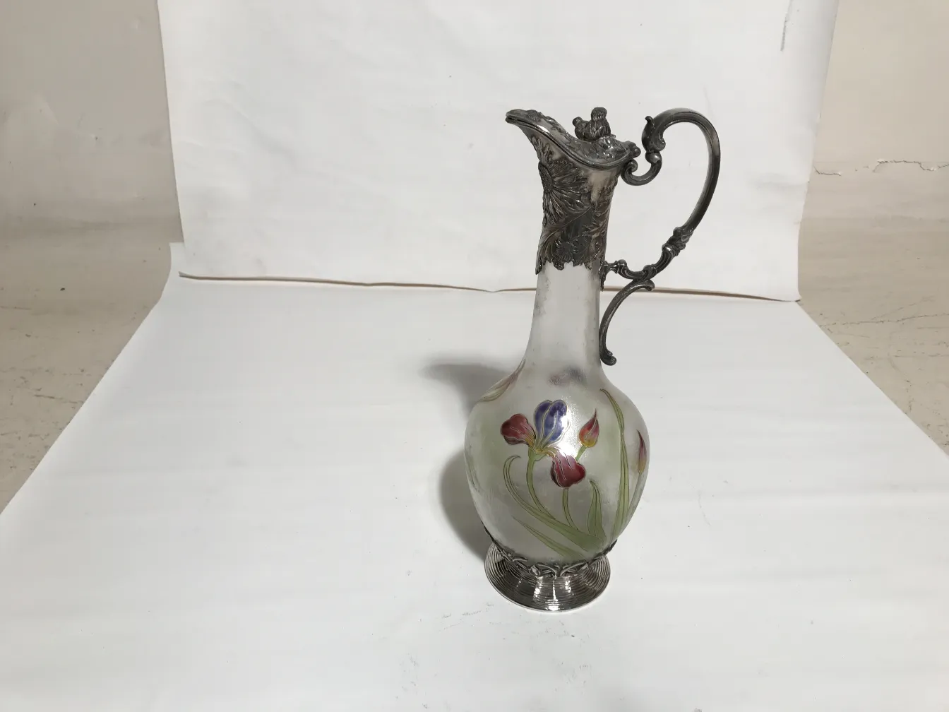 Elegante antike WMF Krüge mit Blumen dekoriert