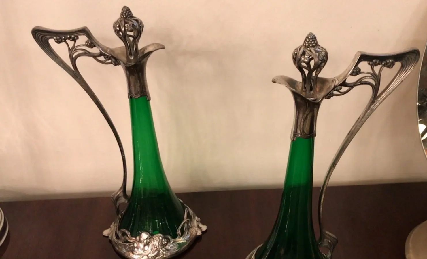 特写2个WMF水瓶，盖子上带有花卉装饰