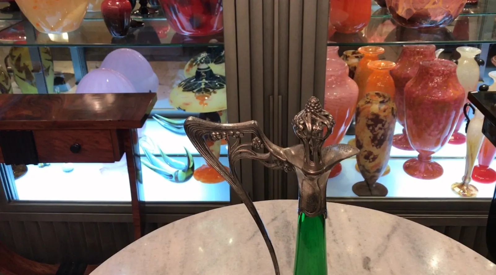 Primo piano di 2 brocche WMF con decorazioni floreali sul coperchio