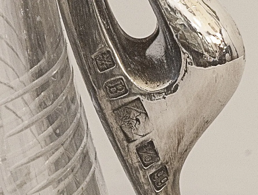 Pichet antique avec de beaux détails floraux dans le design.