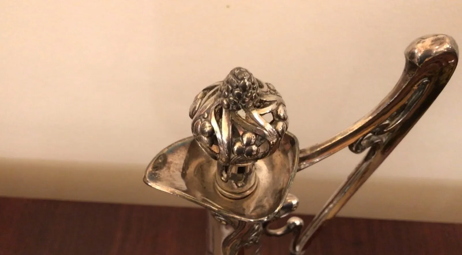 جرة قديمة مع تفاصيل زهرية جميلة في التصميم.