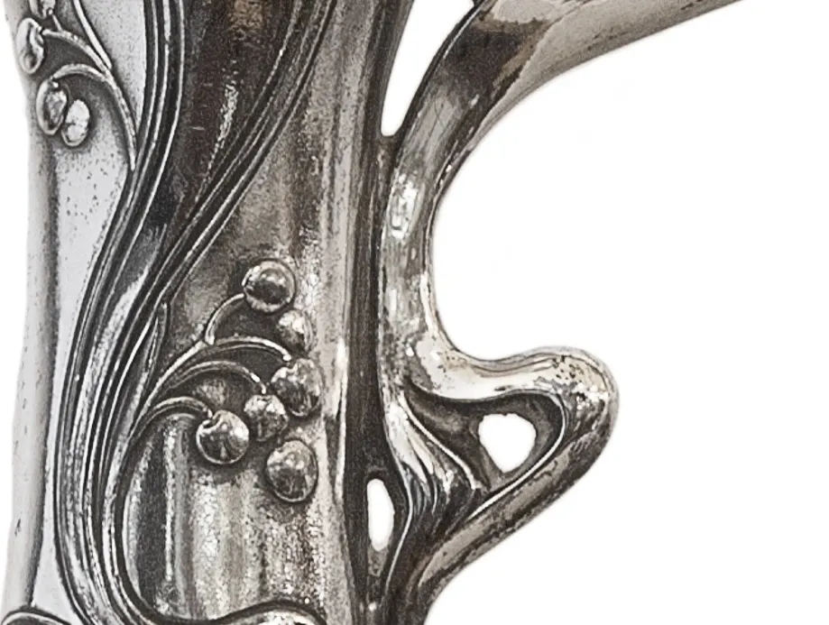 Brocca antica con bellissimi dettagli floreali nel design.