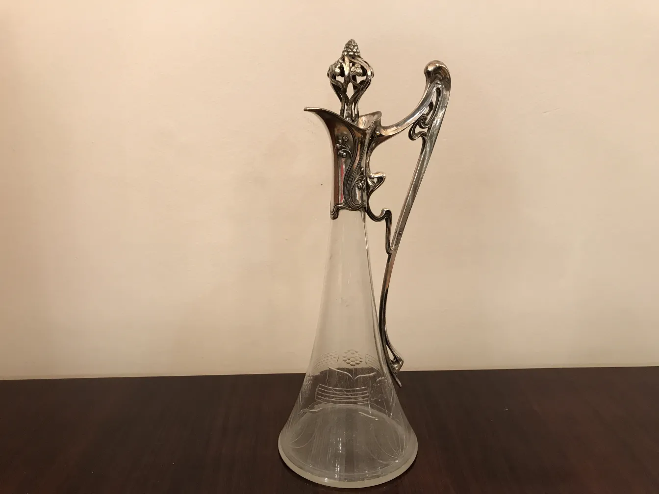 古老的水瓶上有美丽的花卉细节设计。