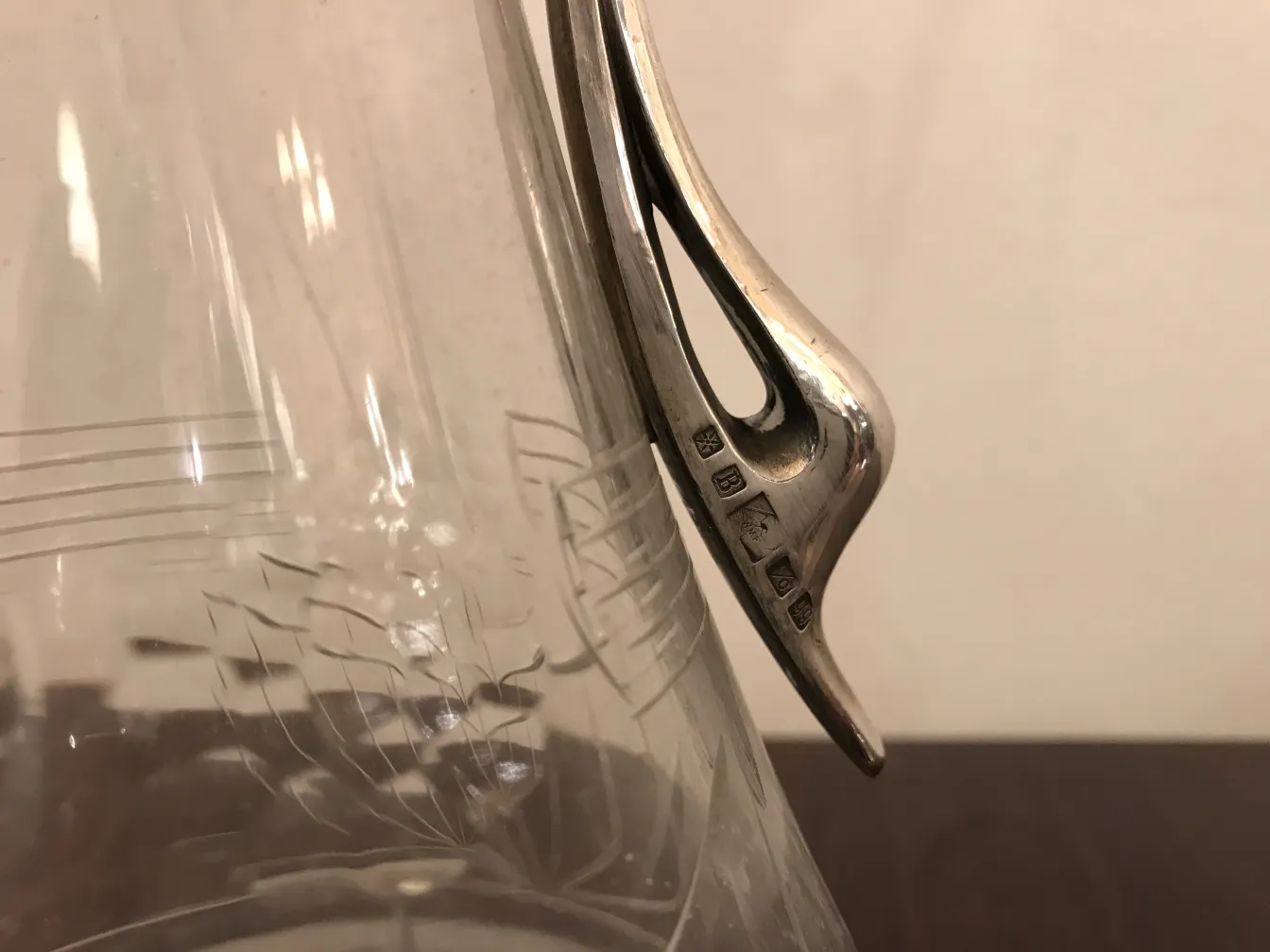 Pichet antique avec de beaux détails floraux dans le design.