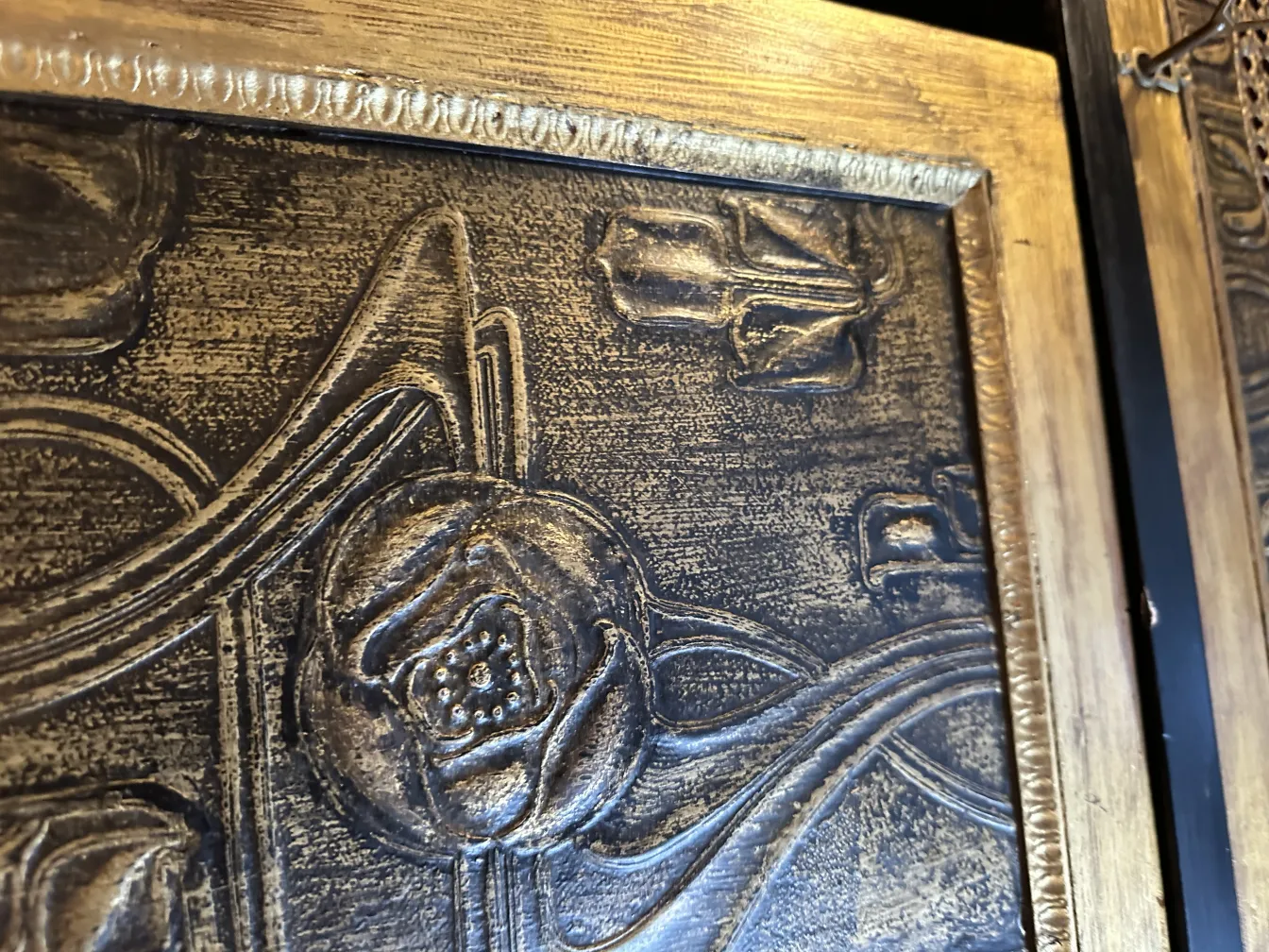 Schöner antiker Bar-Schrank mit floralem Reliefdesign.