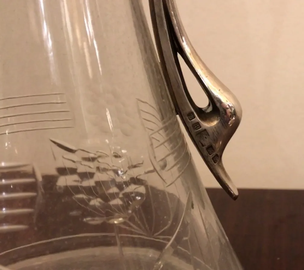 Pichet antique avec de beaux détails floraux dans le design.