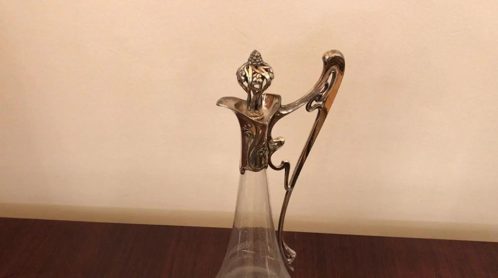 古老的水瓶上有美丽的花卉细节设计。