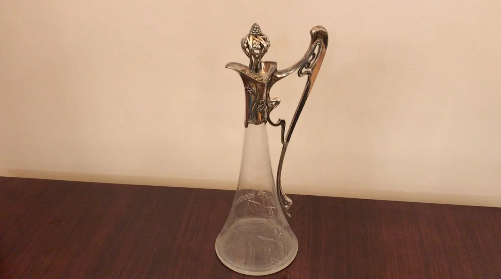 Pichet antique avec de beaux détails floraux dans le design.