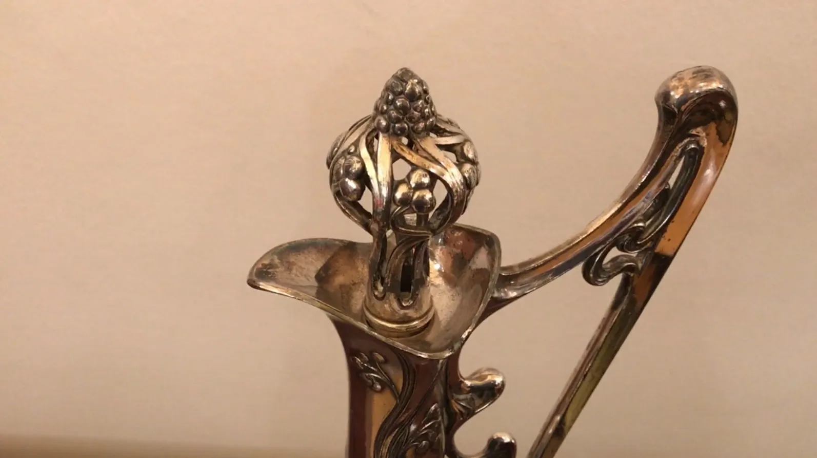 Античный кувшин с красивыми цветочными деталями в дизайне.