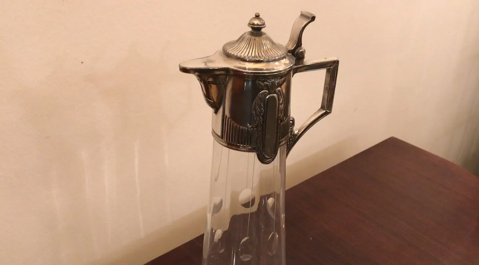 Pichet ancien WMF avec design élégant en verre et métal, parfait pour la décoration.