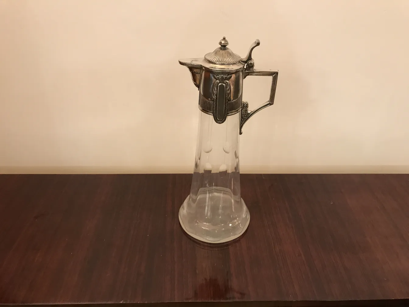 Jarro antigo WMF com design elegante de vidro e metal, ideal para decoração.