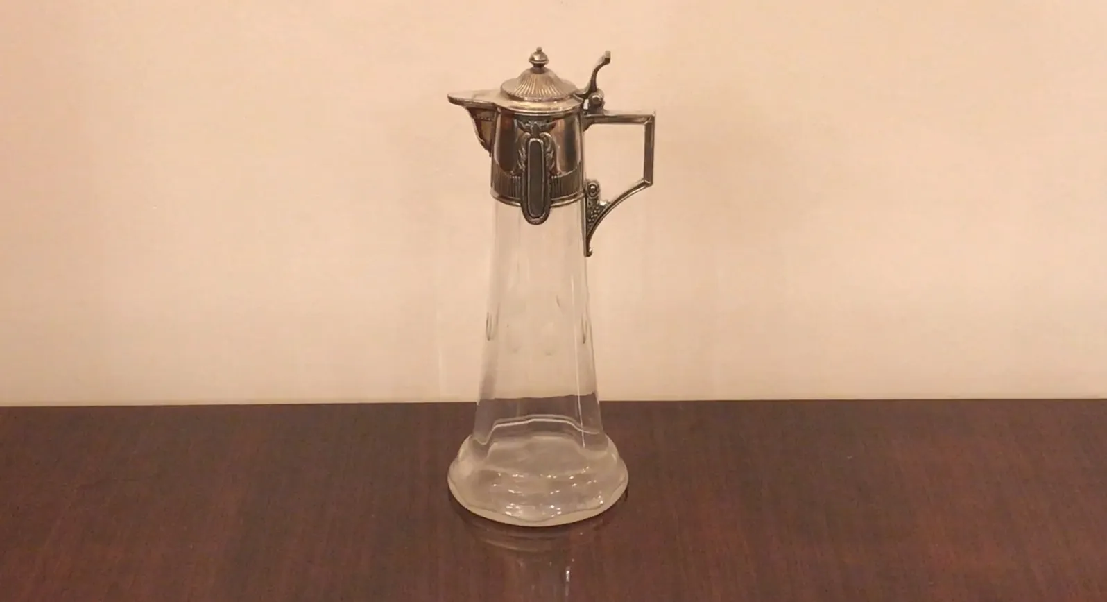 Pichet ancien WMF avec design élégant en verre et métal, parfait pour la décoration.